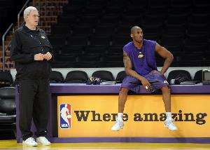 开云APP-吉姆-杰克逊：06科比不满教练放任帕克乱打  所以不出手抗议