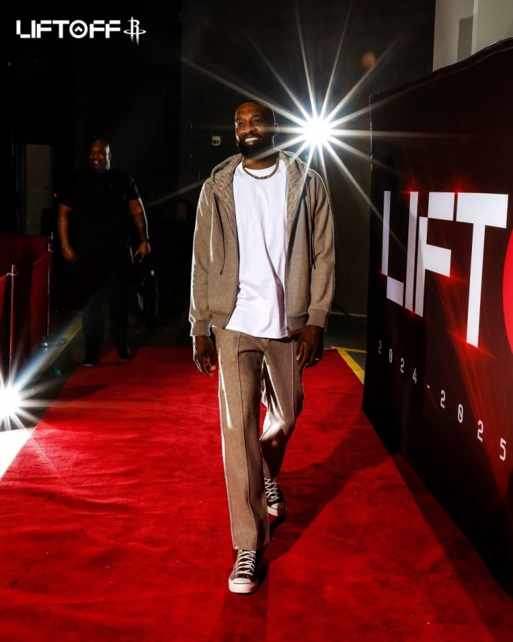 火箭入场穿搭：格林牛仔帽亮眼 申京黑白马甲 范乔丹&amp;谢泼德短袖