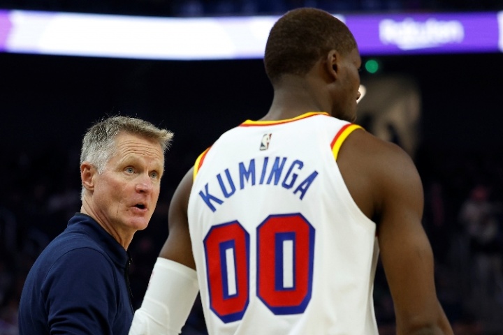 开云体育下载-薪资专家晒30队空余名额：勇士刺眼 火箭剩1空位 湖人1空位+1双向